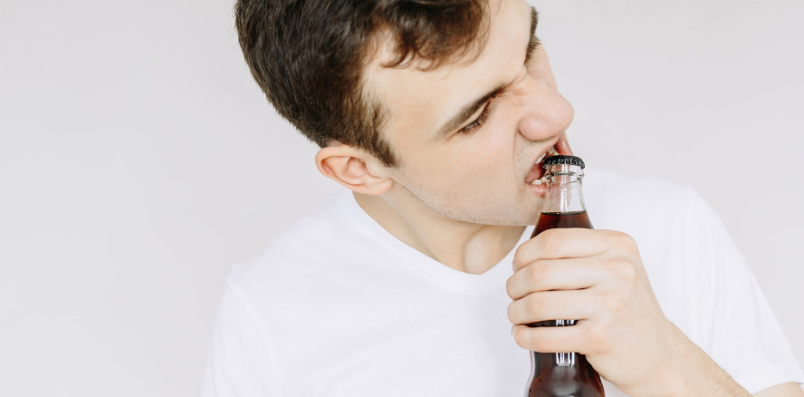 Zahnersatz als Flaschenöffner – das Implantat mit dem gewissen Zisch