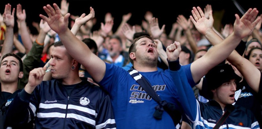 Was macht Man(n) im Fußballstadion? Zähne putzen!