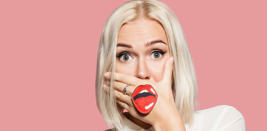 Keine Metapher: Diese Frau hat Haare auf den Zähnen