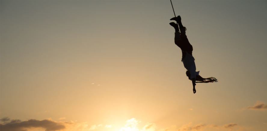 Akrobatin baumelt an Zähnen von Hubschrauber und holt Rekord
