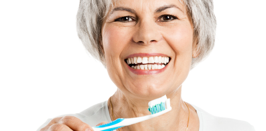 Implantate brauchen dieselbe Pflege wie natürliche Zähne