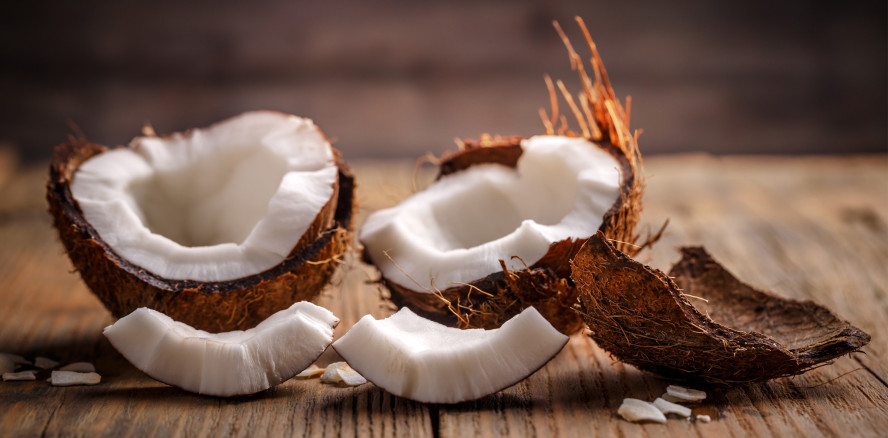 Der Trick mit der Nuss: Mann öffnet Kokosnüsse mit den Zähnen