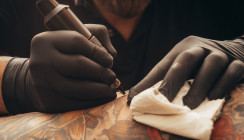 Krank wegen entzündetem Tattoo - keine Lohnfortzahlung
