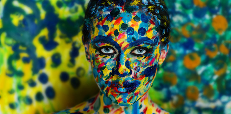 Das Gesicht als Leinwand – Studentin erschafft kleine Kunstwerke