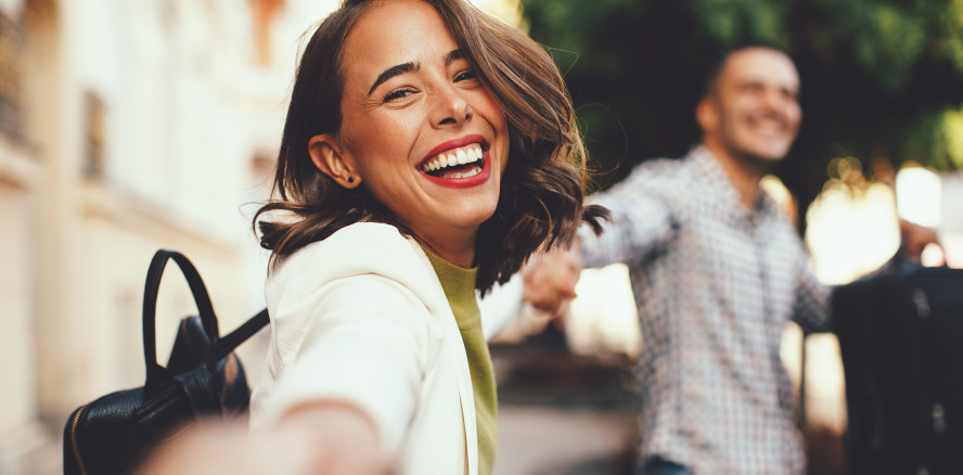 Lachen als Stresspuffer – auch ein Lächeln hilft