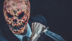 Künstler designt Halloween-Maske gespickt mit Zähnen