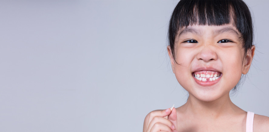 Kinder freuen sich über den Verlust des ersten Milchzahns