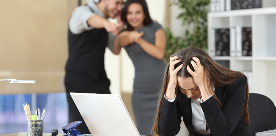 Mobbing unter Kollegen: Arbeitgeber muss reagieren
