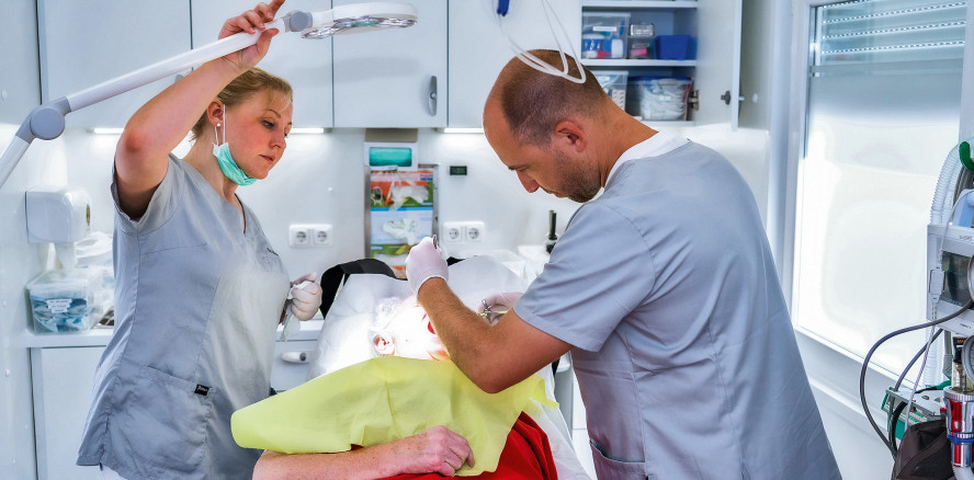 Mobiler Zahnarzt – Wenn der Arzt zum Patienten kommt