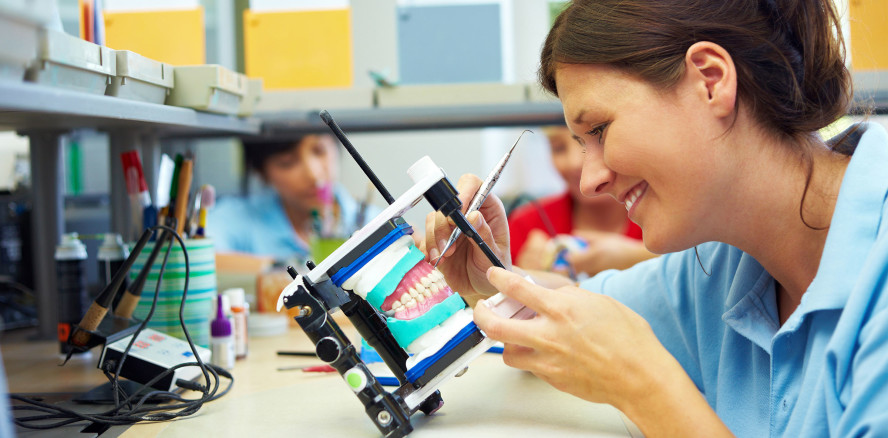 Modernisierte Meisterprüfung im Zahntechniker-Handwerk