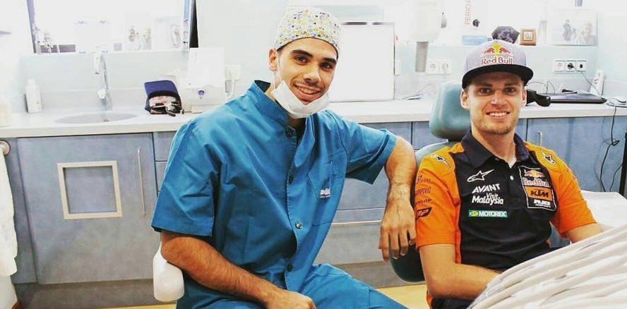 MotoGP-Fahrer führt Zahnbehandlung bei Teamkollegen durch