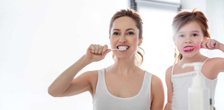 Vorbild bei der Mundhygiene: Wie die Mutter, so die Kinder?