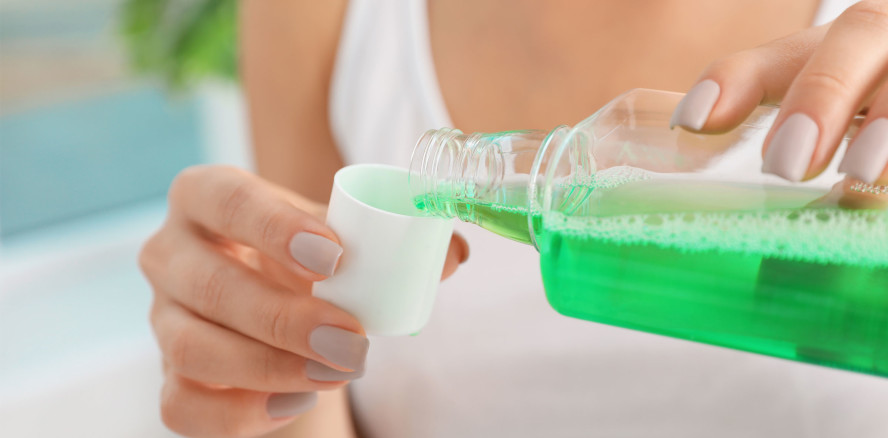 Risiko: Mundwasser mit Chlorhexidin macht uns sauer