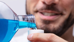 Coronaviren stoppen: Einfach mit Mundwasser wegspülen?