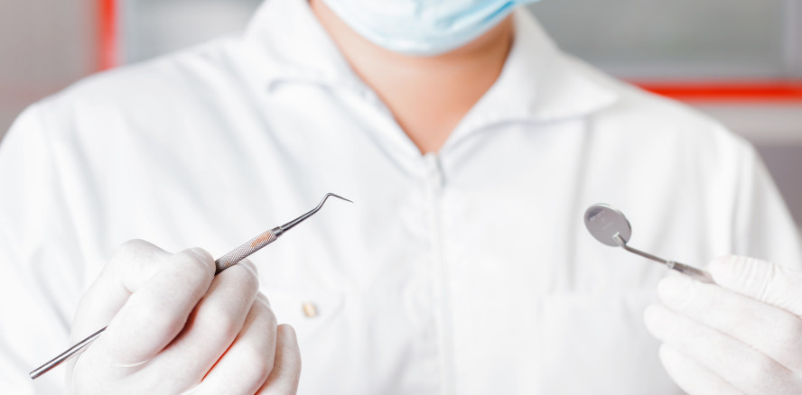 Parodontitis nicht behandelt: Zahnarzt muss 6.500 Euro zahlen