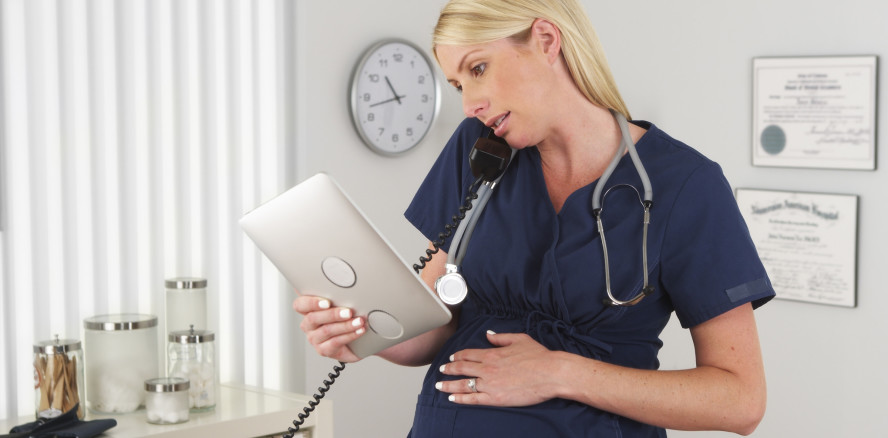 Ärztinnen im Nachteil: Weiterhin Stillstand beim Thema Mutterschutz