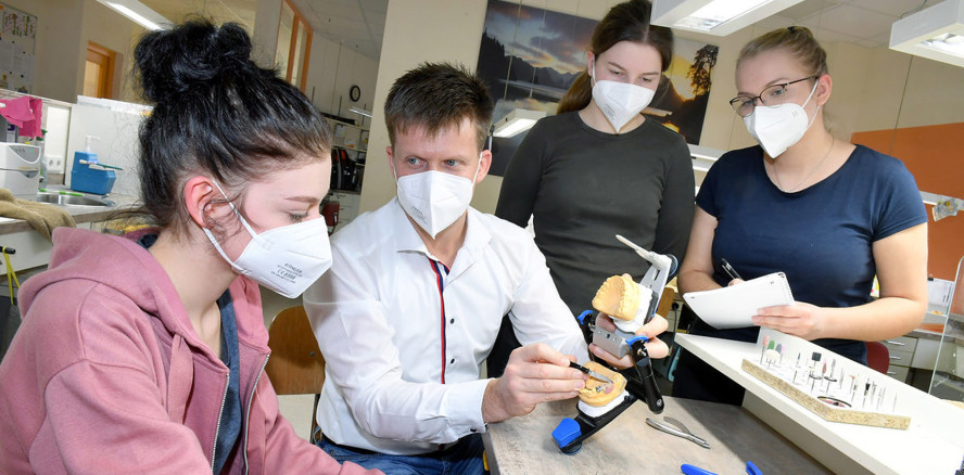 Drei junge Frauen über ihre Ausbildung zur Zahntechnikerin