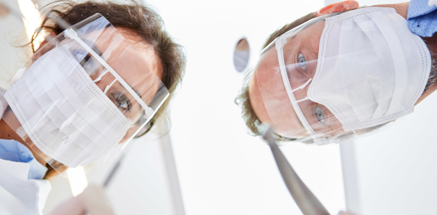 Sorgfältige Zahn- und Mundpflege während der Pandemie