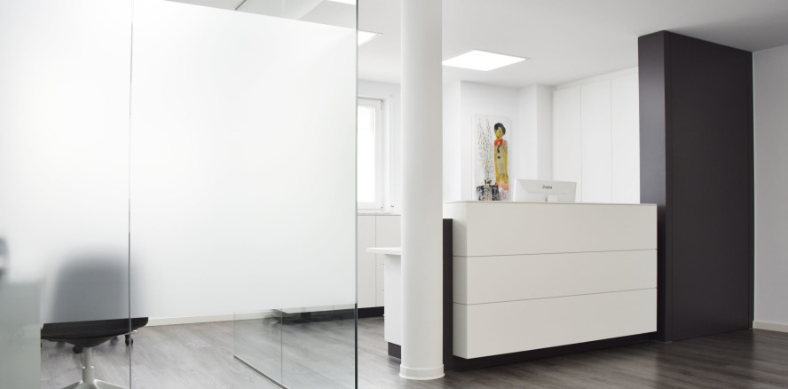 Individuelle Fachplanung und Möbelfertigung für die Praxis