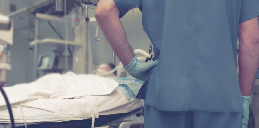 Zahnprothese während Koma vergessen? Patient klagt