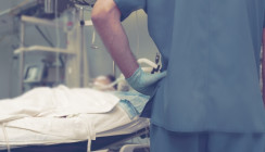 Zahnprothese während Koma vergessen? Patient klagt