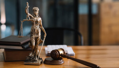 Prozess um Tod beim Zahnarzt – Geld- & Bewährungsstrafe gefordert