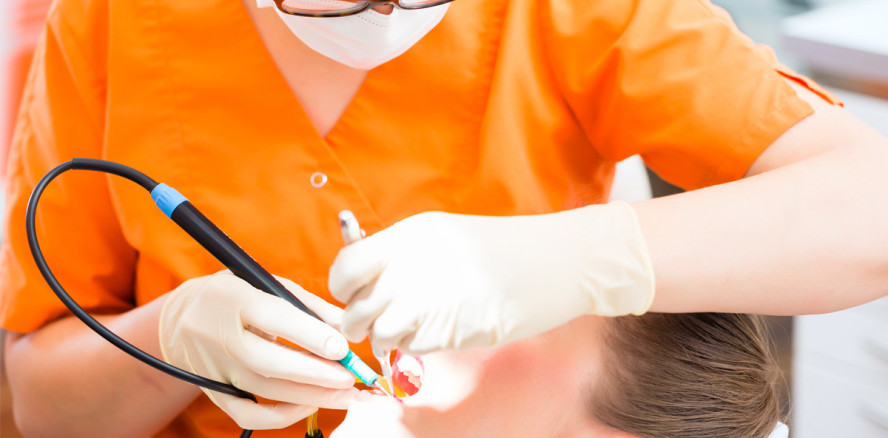 Pulverstrahlsysteme in der parodontalen Erhaltungstherapie