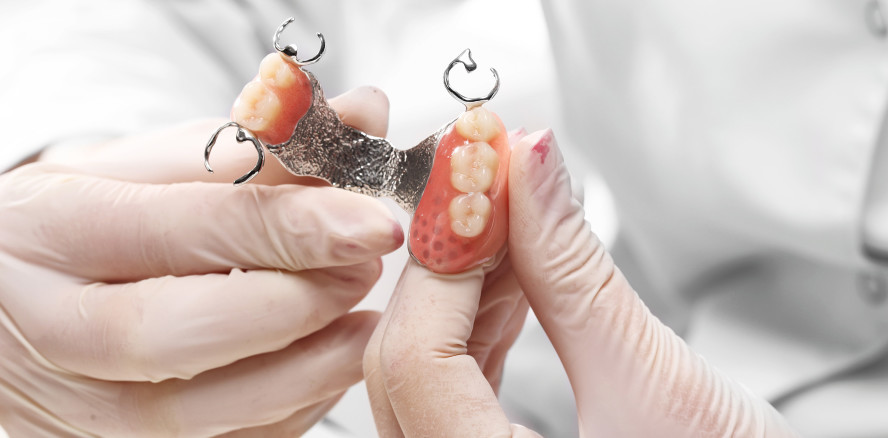 Umfrage: Patienten beklagen den schlechten Halt von Prothesen