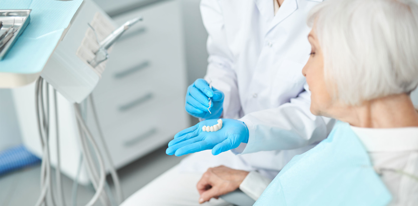 Implantate als erste Wahl: Werden Senioren öfter überredet?