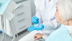 Implantate als erste Wahl: Werden Senioren öfter überredet?