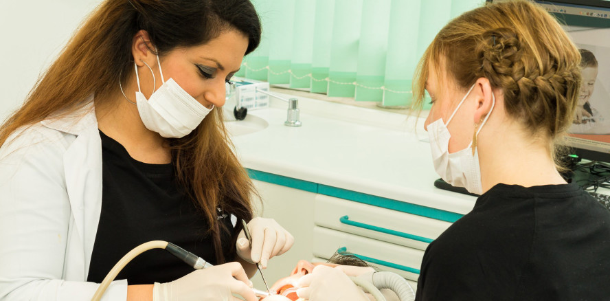 Zahnärztin zu dick: „Patienten fragten, ob ich schwanger sei“