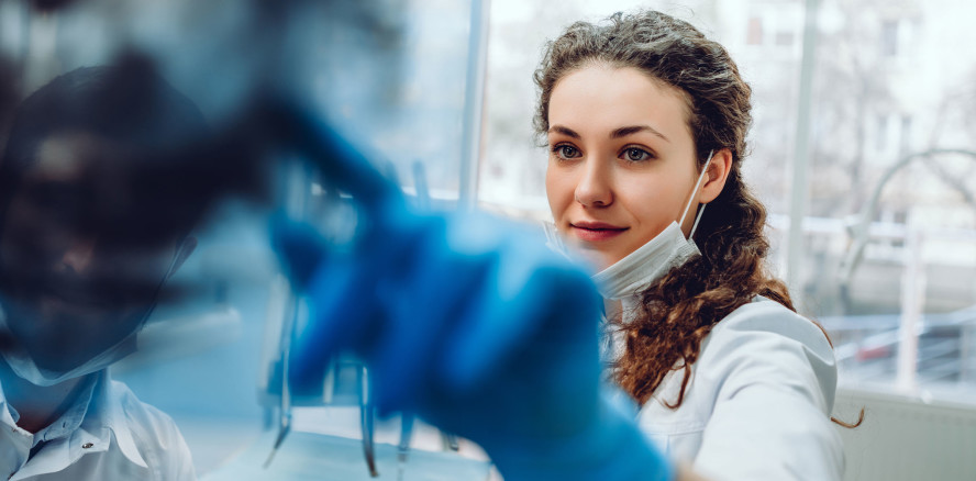 Speichel-Stresstest verrät: Chirurgische Eingriffe hinterlassen Spuren bei Zahnis