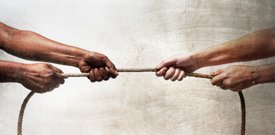 Online-Bewertungen gefälscht? Zahnarzt verklagt Konkurrenten