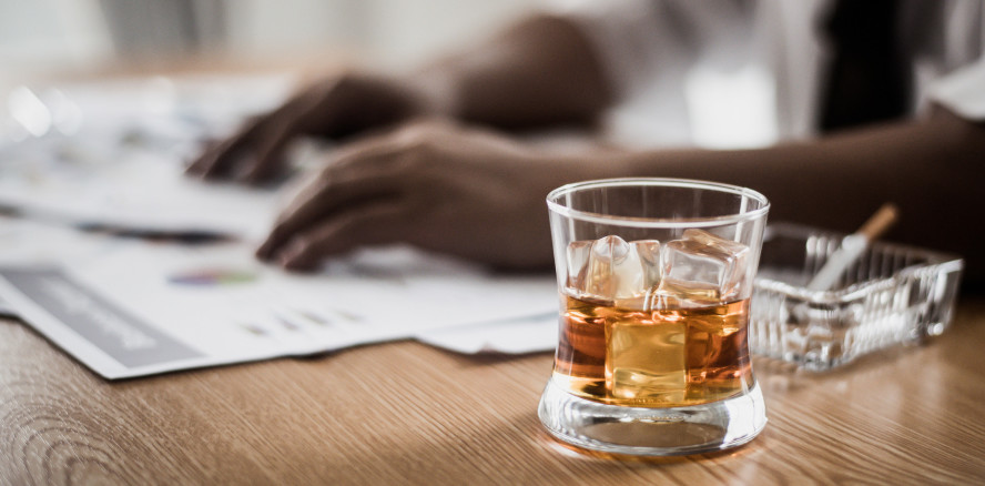 Beschäftigte mit Suchtrisiko fehlen öfter bei der Arbeit