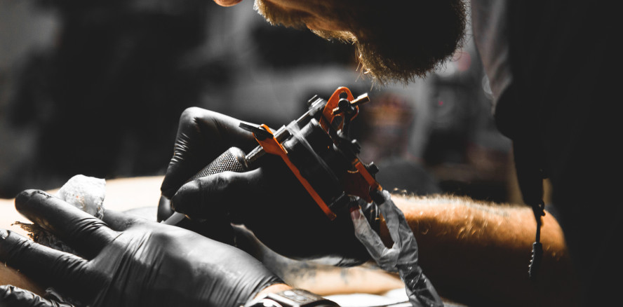 Wo nur der Zahnarzt hinschaut: Belgier tätowiert Gaumen