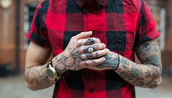 Wirken Mediziner mit Tattoos weniger kompetent?