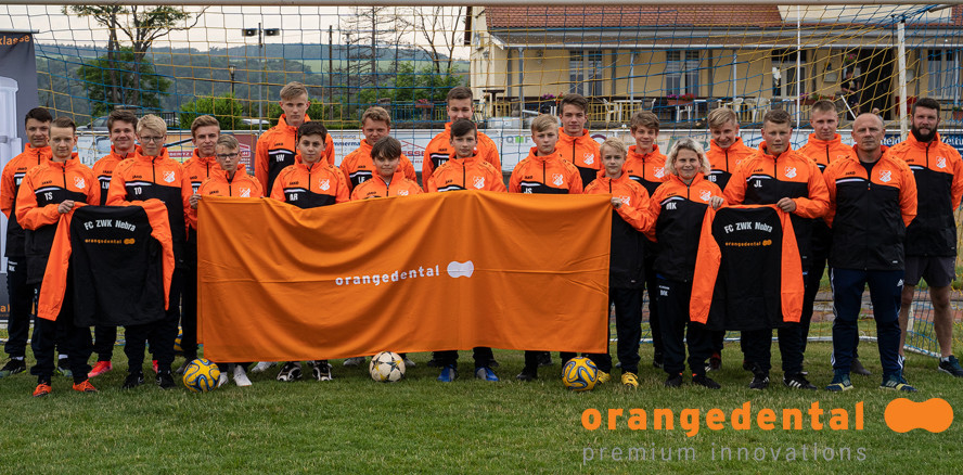 orangedental sponsert dem Fußballclub FC ZWK Nebra neue Jacken