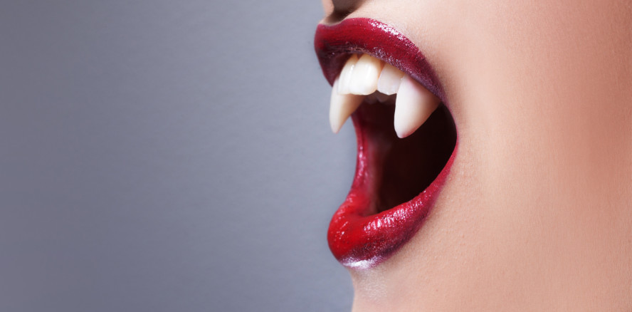 Halloween-Fail auf TikTok: Vampirzähne durch Nagelkleber