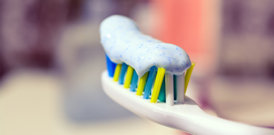 Risiko Zahnpasta: Triclosan kann sich in Zahnbürsten ablagern
