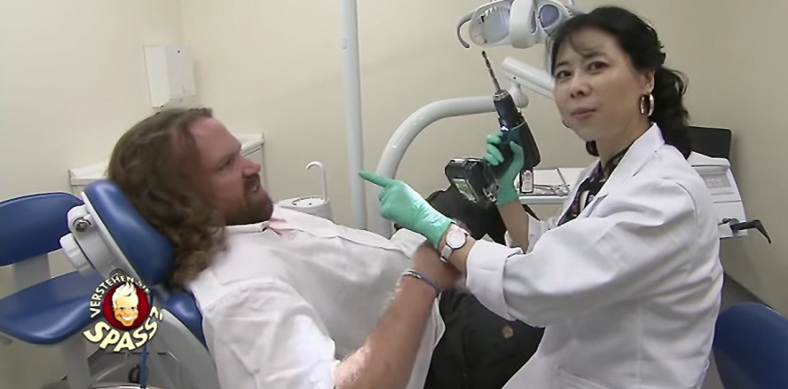 Verstehen Sie Spaß? Zahnarztpraxis verwandelt sich in Irrenhaus