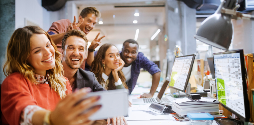 Darf man Fotos und Videos vom Arbeitsplatz posten?