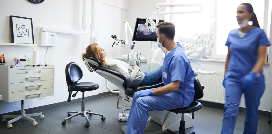 Ärger nach Zahnersatz: Kasse muss Kosten nach Arztwechsel zahlen