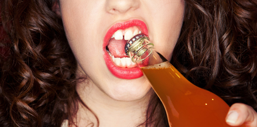 Als Flaschenöffner oder Schere: So oft werden Zähne zweckentfremdet