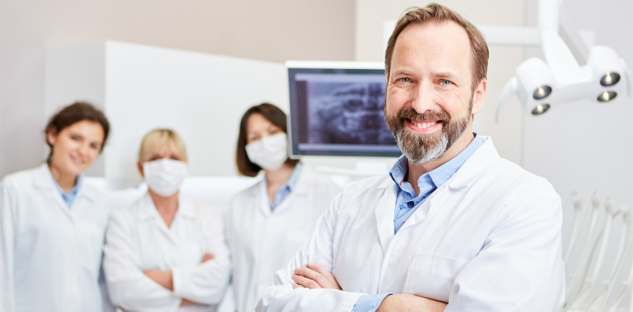 Brillante Performance mit angestellten Zahnärzten