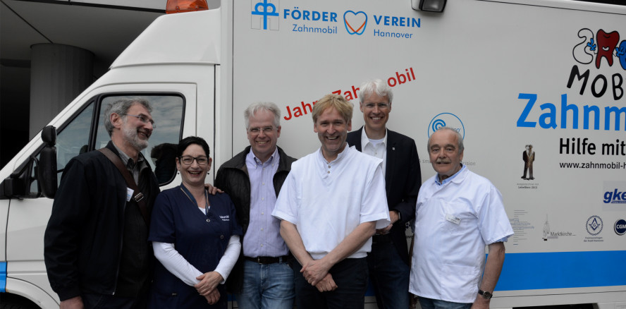 Kammerpräsident Bunke behandelt Obdachlose im Zahnmobil Hannover