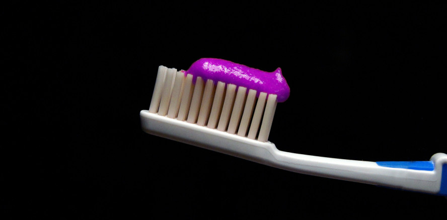 Mit lila Zahnpasta zu weißeren Zähnen