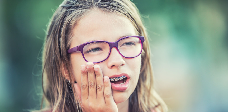 Kieferorthopädische Behandlung: alle Schmerzmittel gleich gut