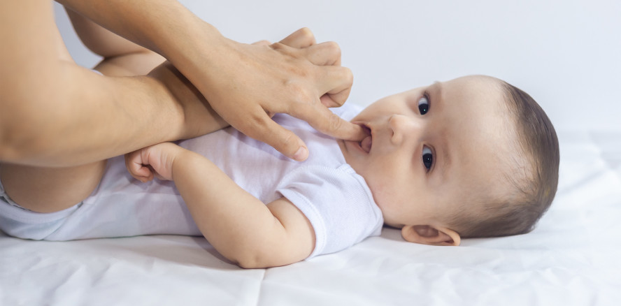 Zahnungsgel: Vermeintliche Hilfe birgt Risiken für Kleinkinder