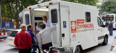 Erste rollende Zahnarztpraxis ist seit einem Jahr für sozial Schwache in Hamburg unterwegs