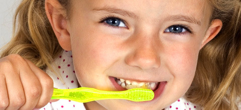 Mundhygiene für den ersten Zahn